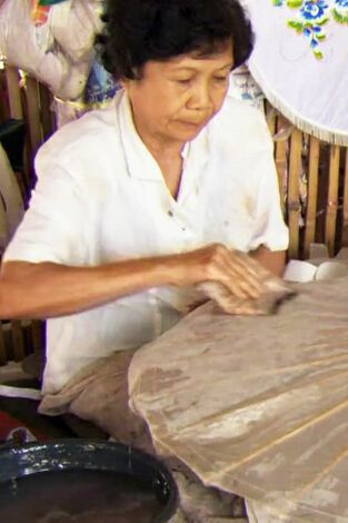 Así se hac. T(T14). Así se hace (T14): Paraguas de papel, carbón, asientos de avión y urnas funerarias