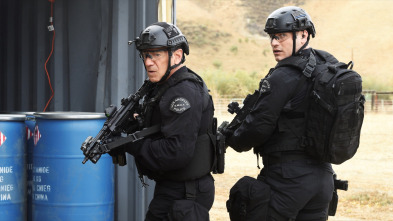 Imagen de S.W.A.T.: Los... (T1): Ep.12 Contaminación - 2