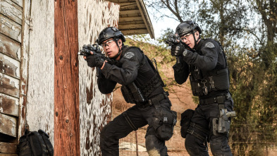 Imagen de S.W.A.T.: Los... (T1): Ep.12 Contaminación - 1