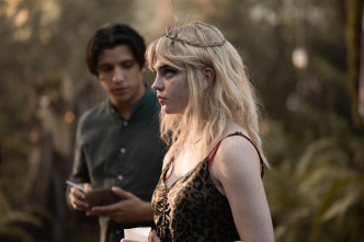 Imagen de Yellowjackets (T1): Ep.9 Fiesta de la muerte - 8