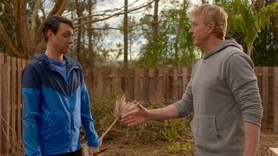 Imagen de Cobra Kai (T4): Ep.2 Primero aprender sostener - 2